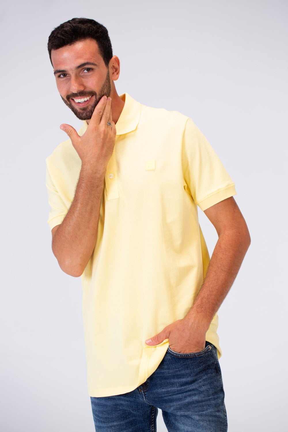 قميص بولو رجالي بقصة عادية مع ياقة وشارة Tomato