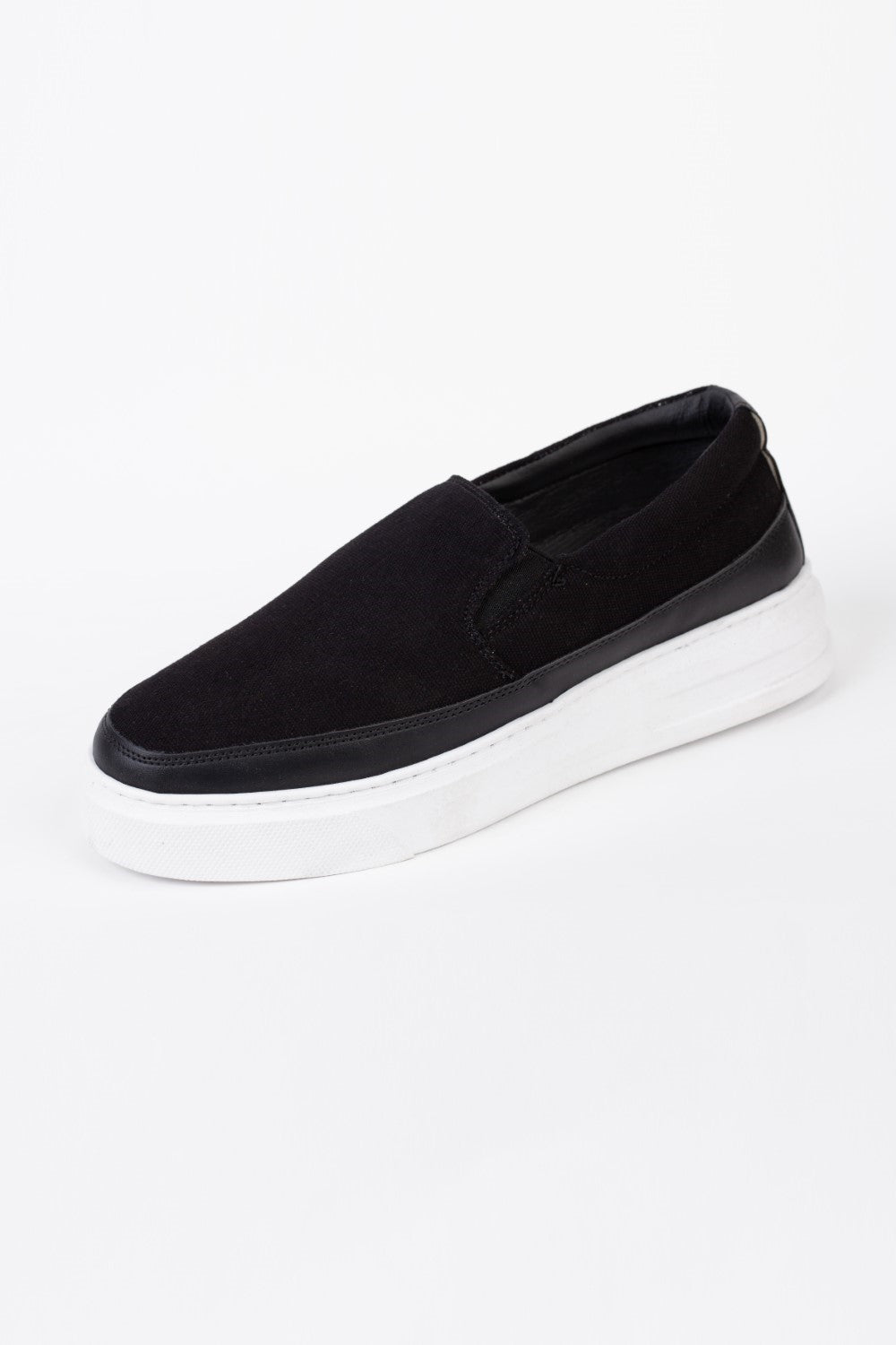أحذية رجالية شبه رسمية بتفاصيل أساسية وخامة عملية