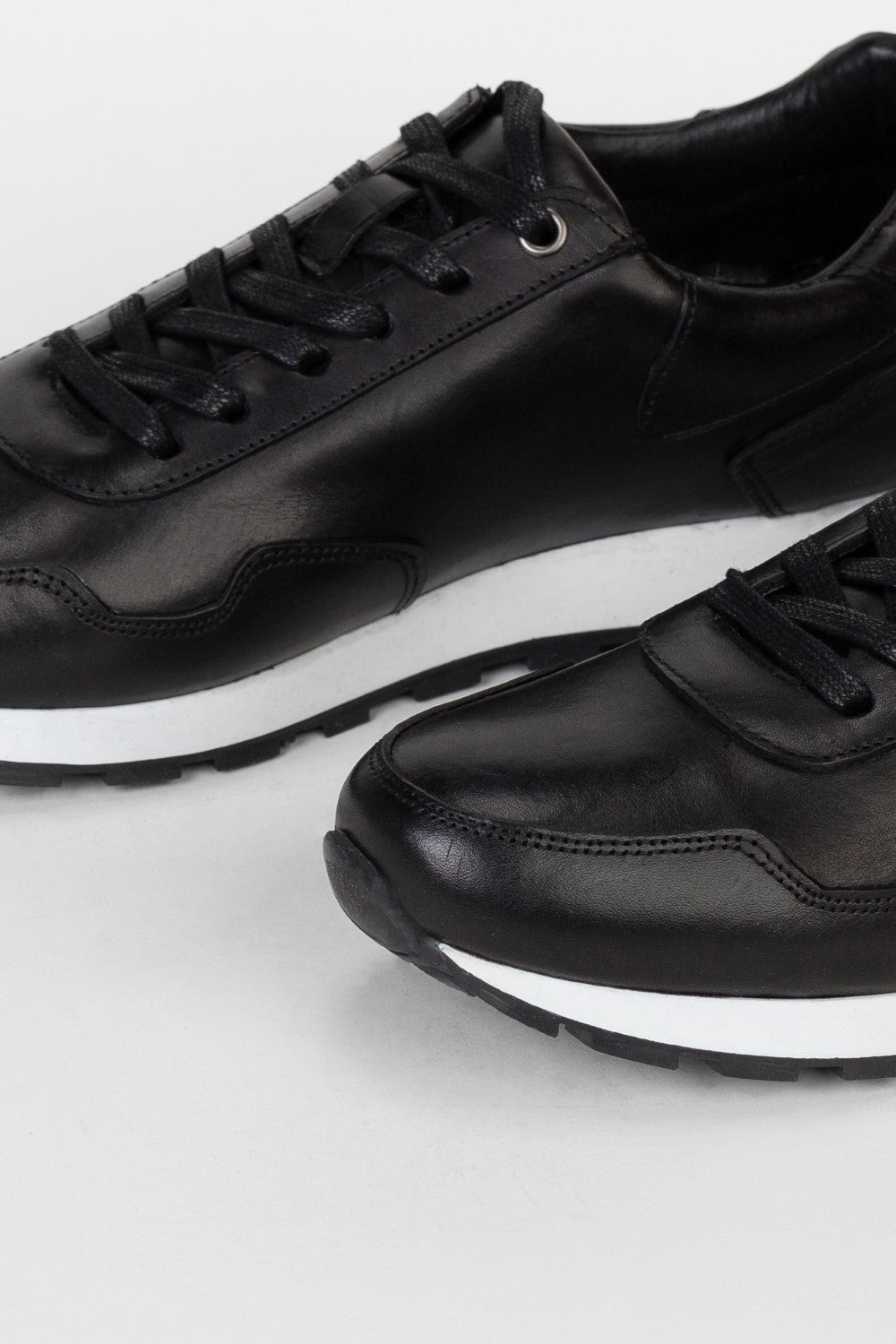 Men's Leather Shoes With An Elegant And Modern Design