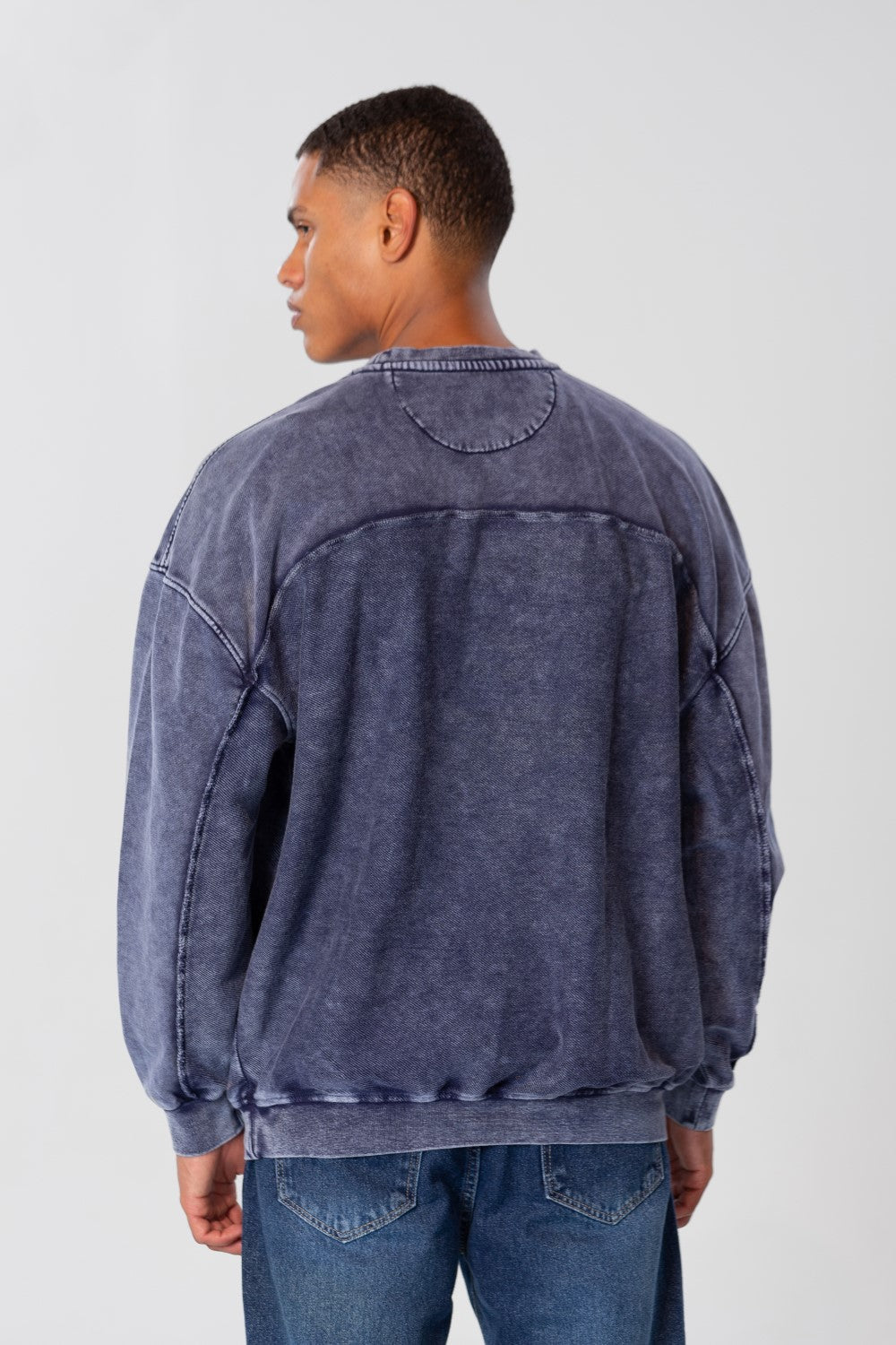 Men's Basic Oversize Sweatshirt With A Round Neck And A Modern Fit