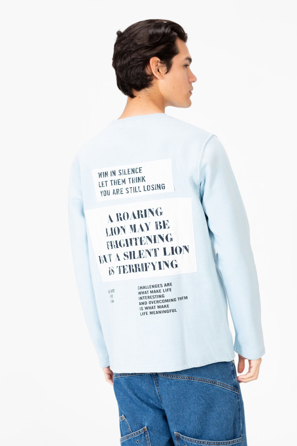 سويت شيرت رجالي بياقة دائرية مع طباعة نصية