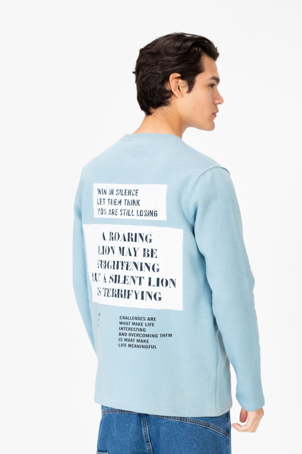 سويت شيرت رجالي بياقة دائرية مع طباعة نصية