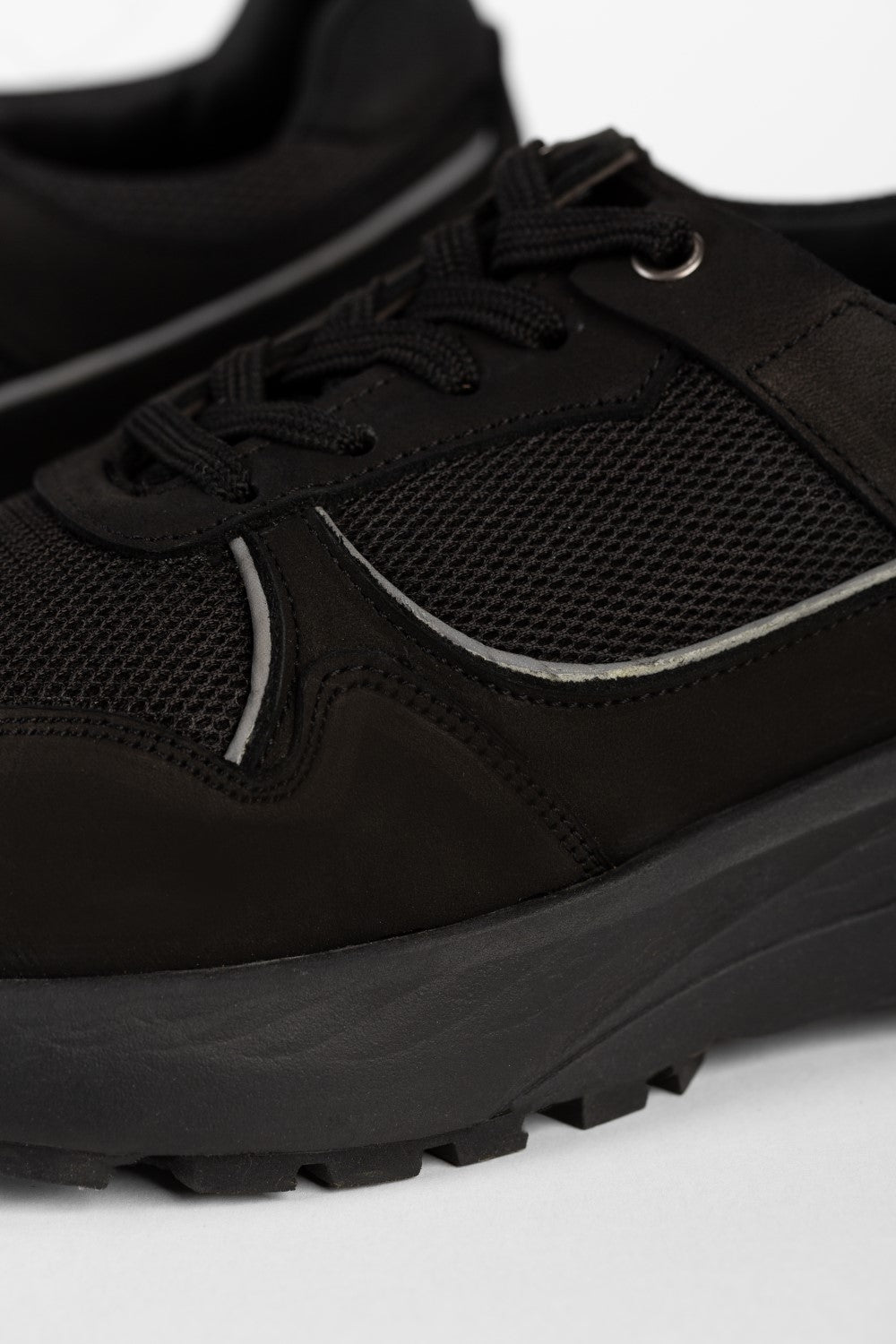 Men's Casual Shoes In Distinctive Design