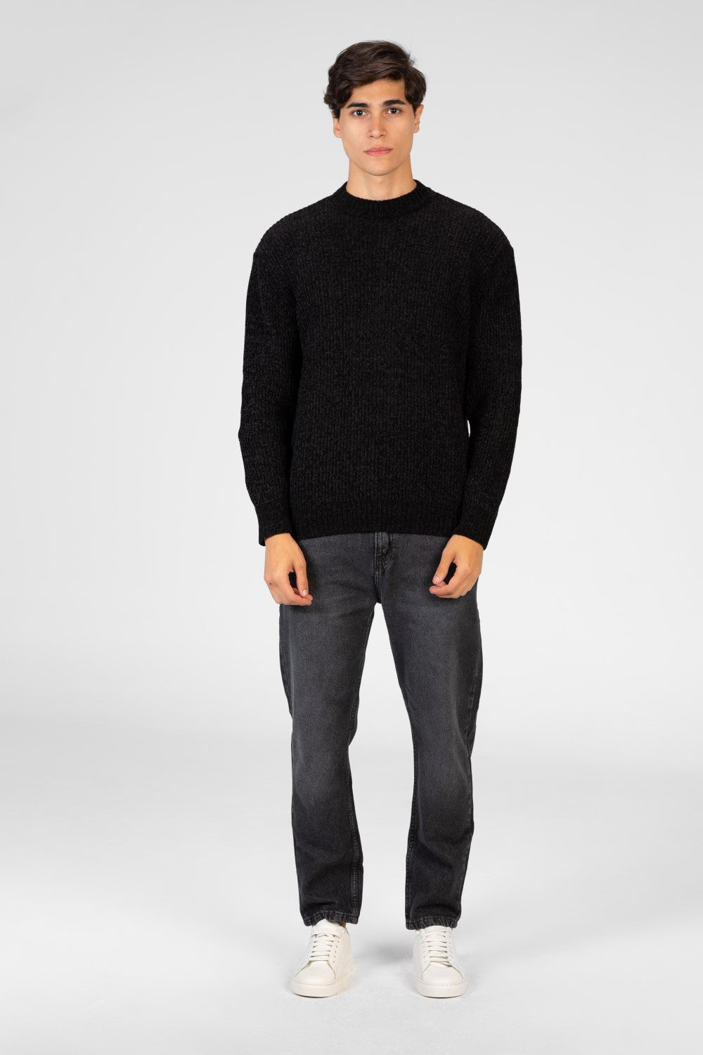 Men's Velvet Pullover With Round Neck And Long Sleeves