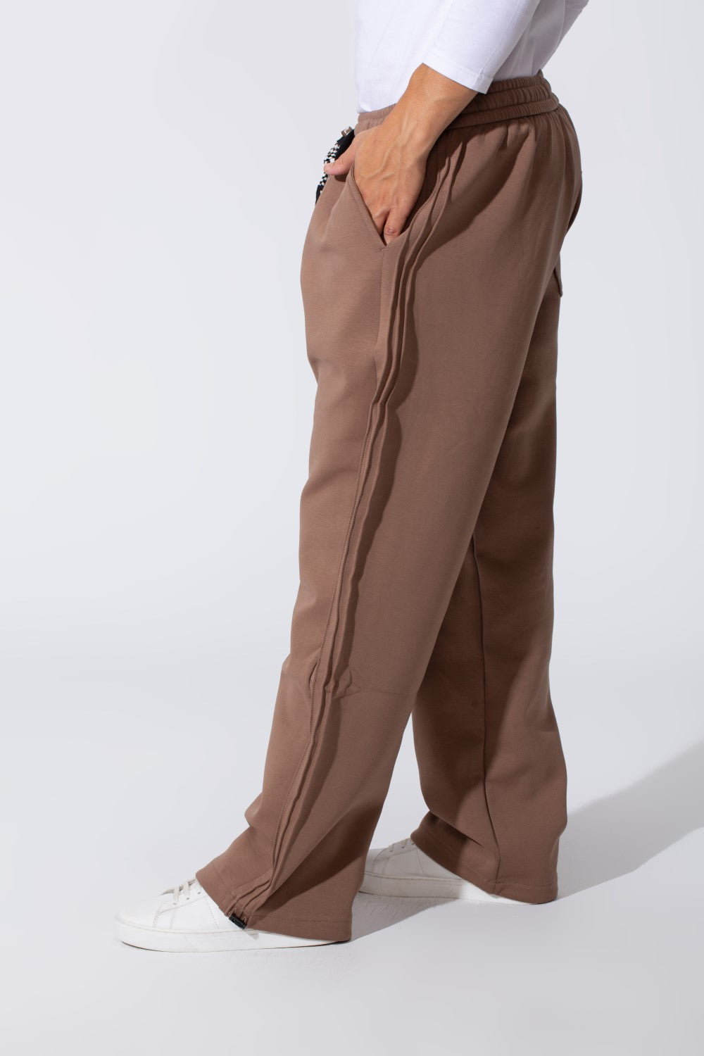 Men's Basic Wide Leg Sweatpants With A Drawstring Waist And Back Pocket