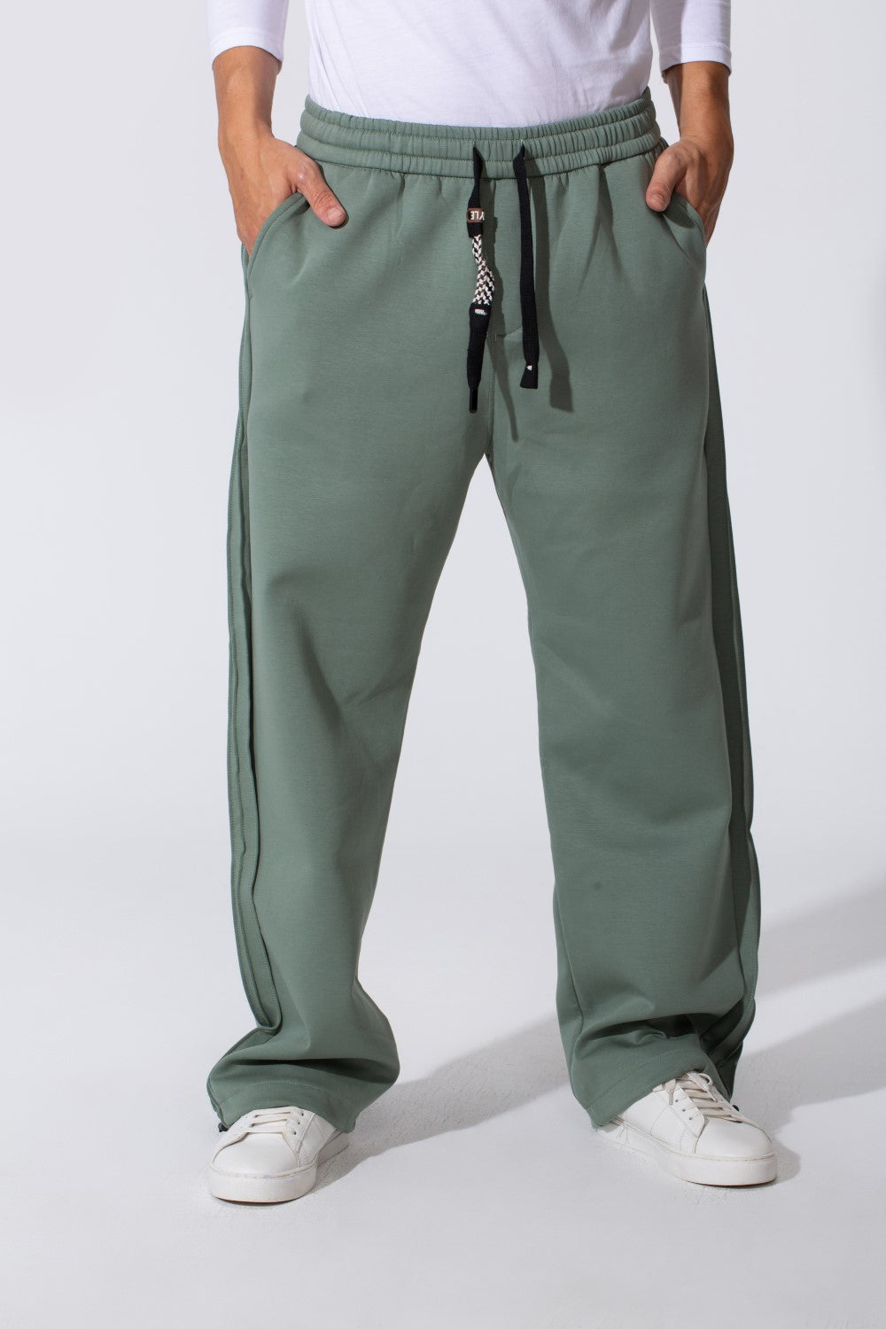 Men's Basic Wide Leg Sweatpants With A Drawstring Waist And Back Pocket