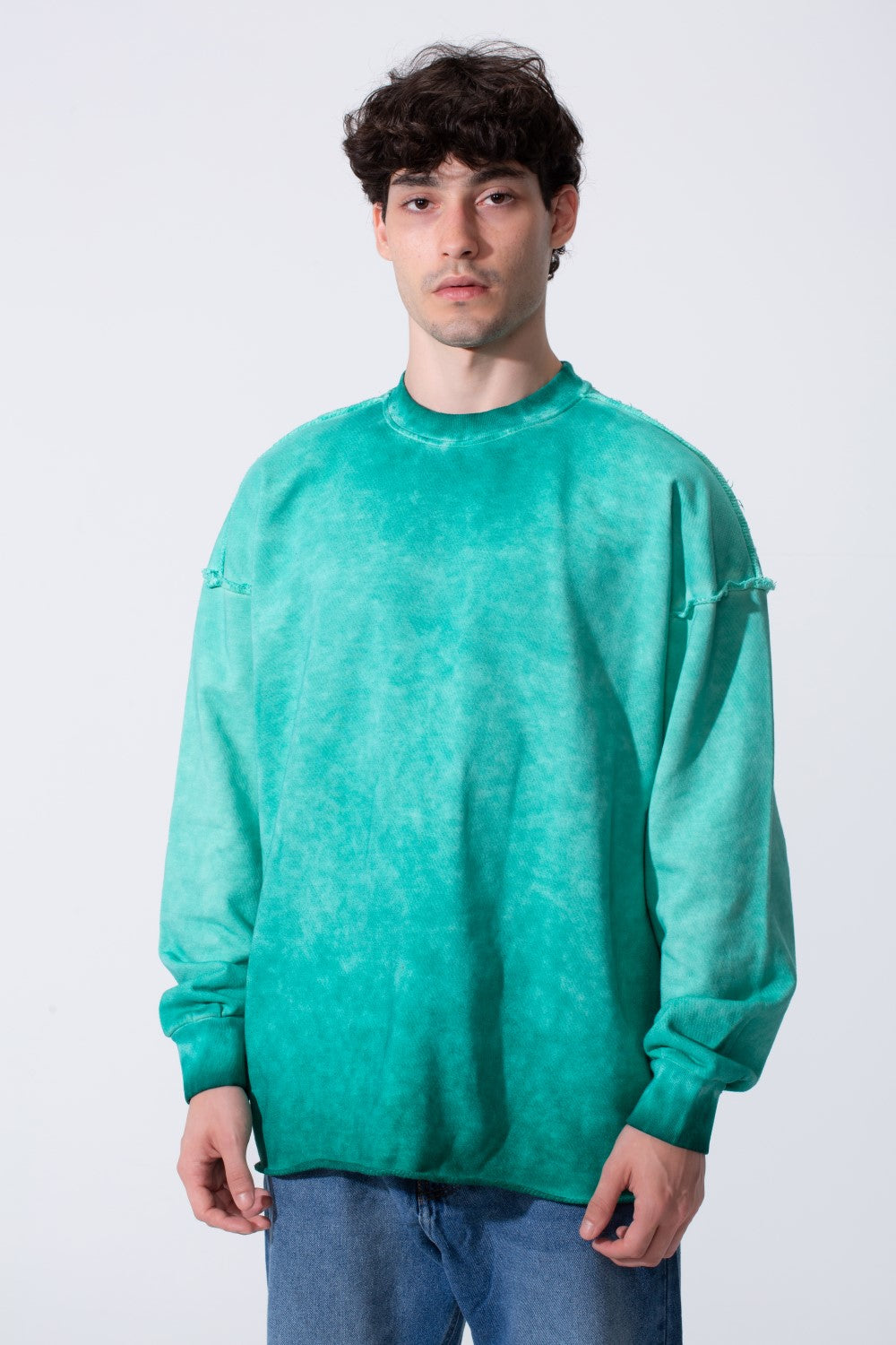 Men's Oversized Washed Sweatshirt With A Round Neck And Long Sleeves