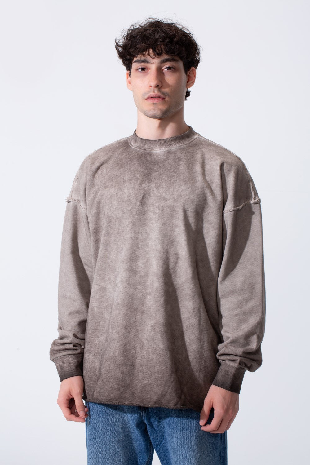 Men's Oversized Washed Sweatshirt With A Round Neck And Long Sleeves