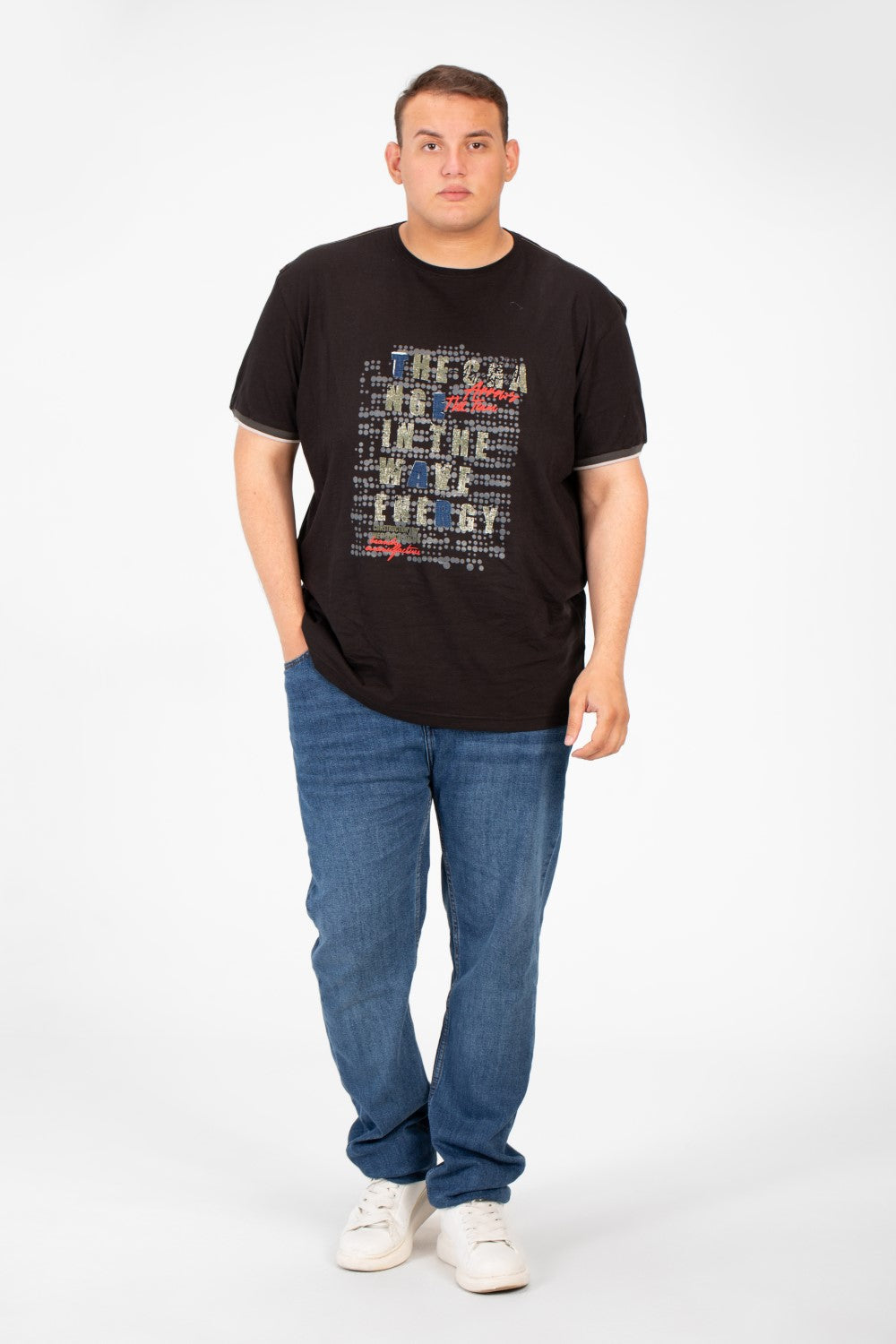 تي شيرت رجالي كبير الحجم برقبة دائرية وطبعة أمامية وأكمام قصيرة