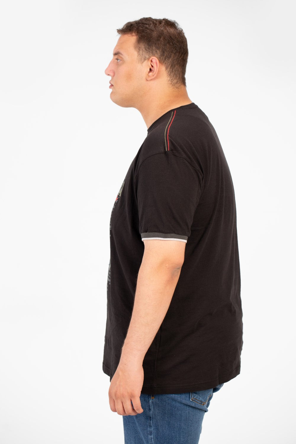 تي شيرت رجالي كبير الحجم برقبة دائرية وطبعة أمامية وأكمام قصيرة