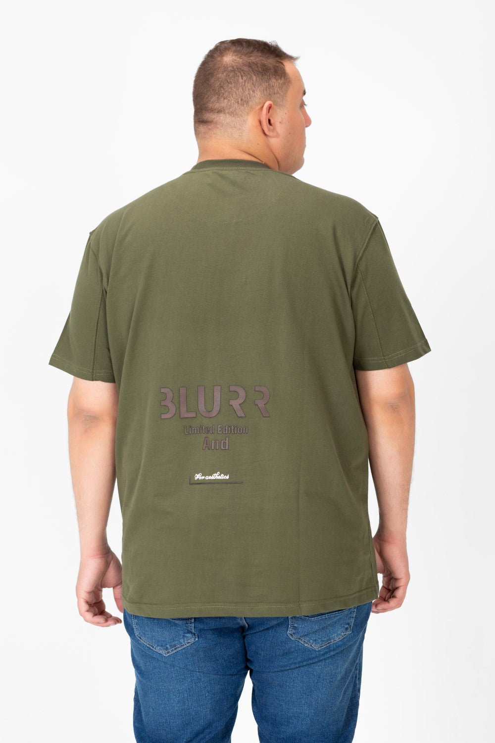 تي شيرت رجالي كبير الحجم برقبة دائرية مع طباعة نصية