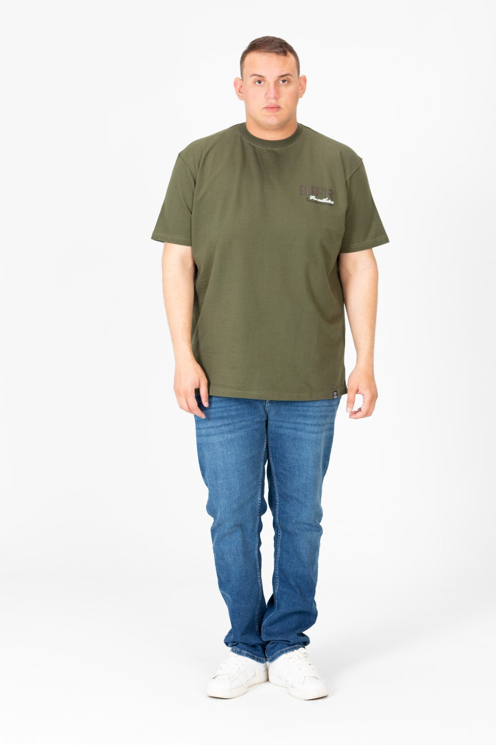 تي شيرت رجالي كبير الحجم برقبة دائرية مع طباعة نصية