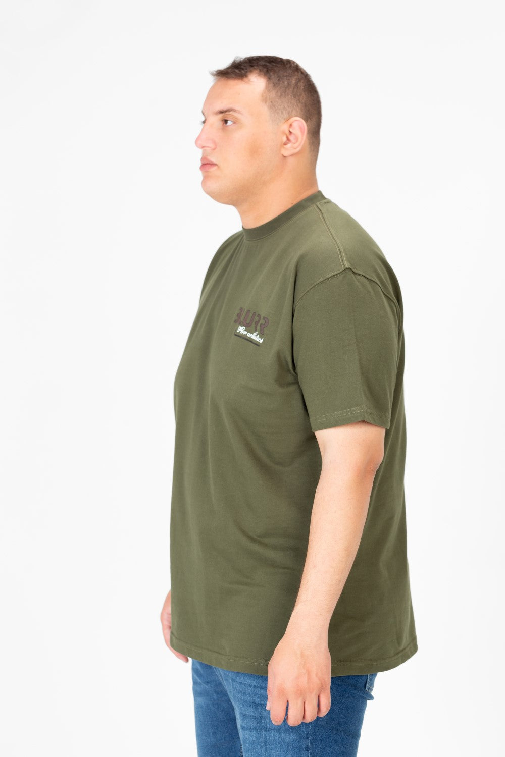 تي شيرت رجالي كبير الحجم برقبة دائرية مع طباعة نصية