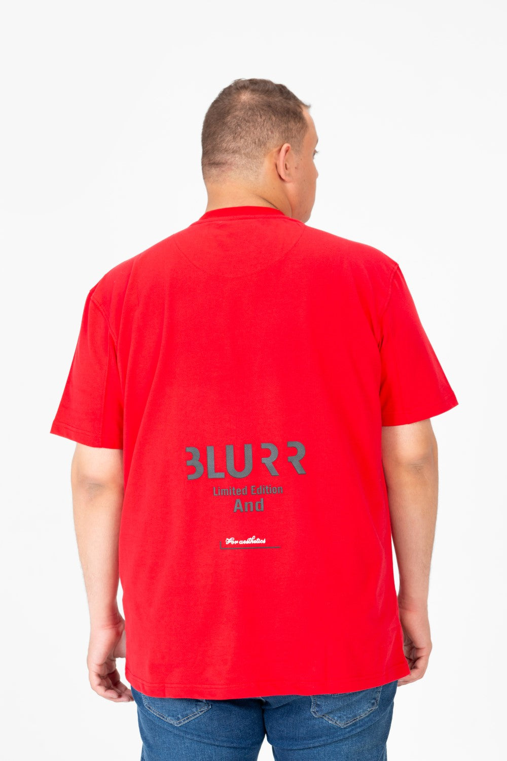 تي شيرت رجالي كبير الحجم برقبة دائرية مع طباعة نصية