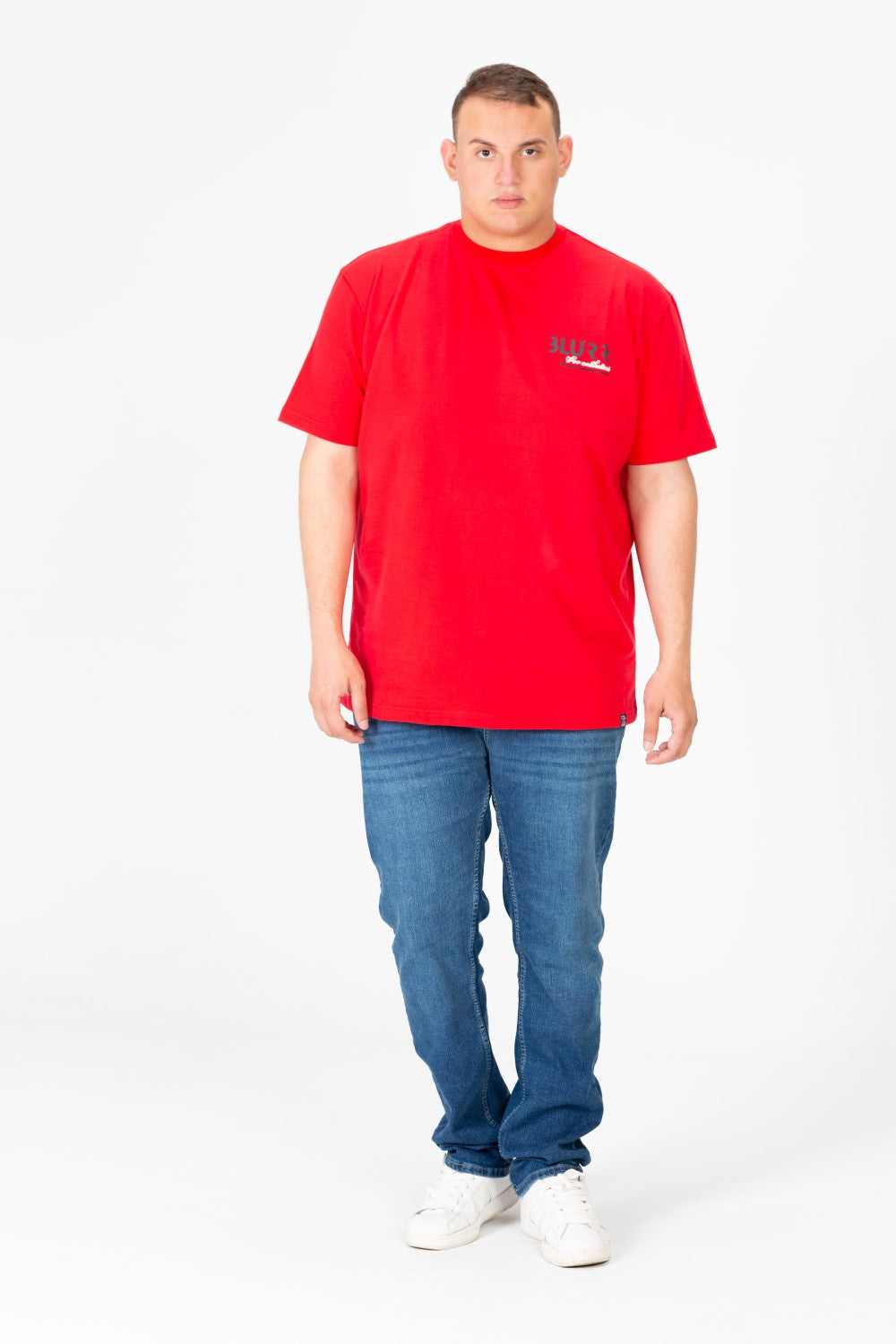 تي شيرت رجالي كبير الحجم برقبة دائرية مع طباعة نصية