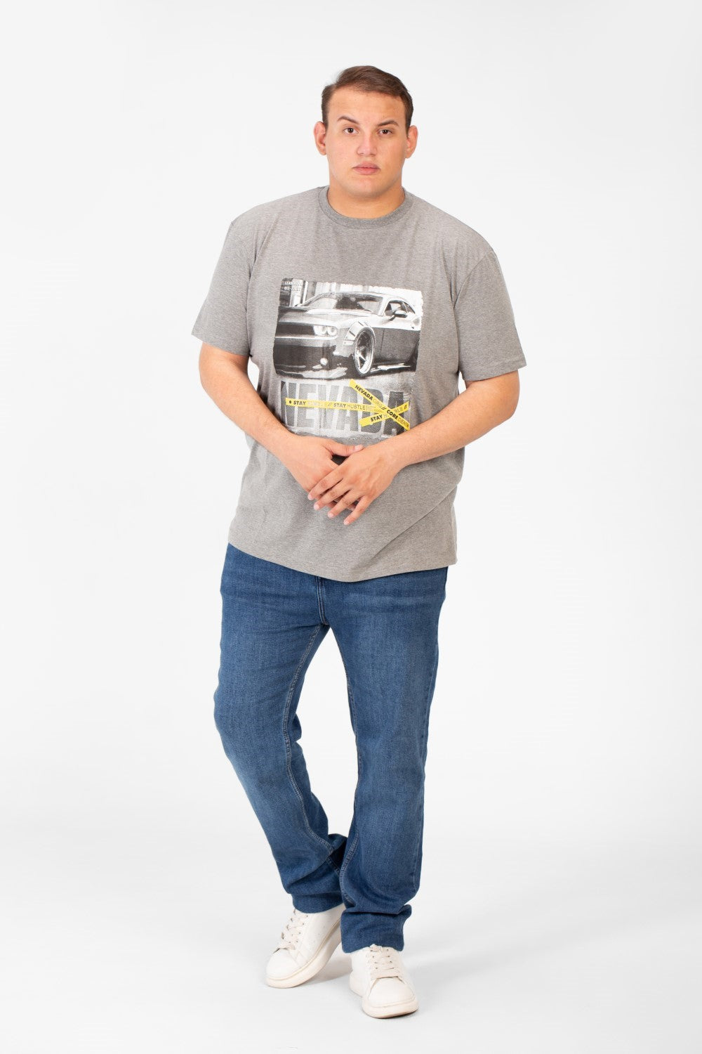 تي شيرت رجالي كبير الحجم برقبة دائرية وأكمام قصيرة مع طبعة سيارة أمامية