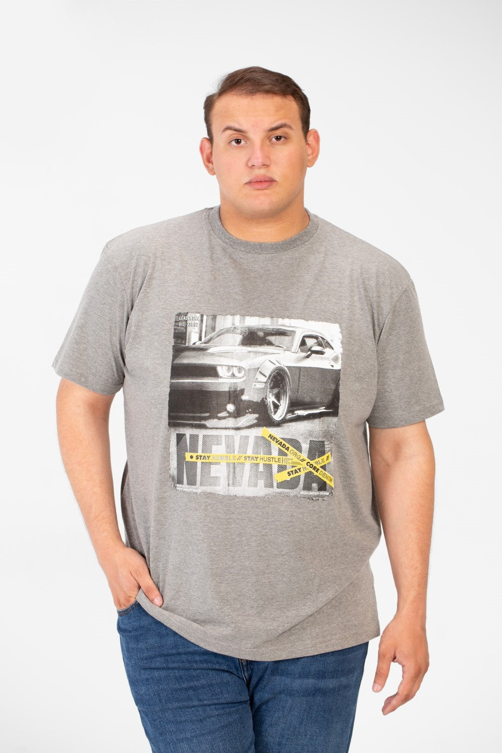 تي شيرت رجالي كبير الحجم برقبة دائرية وأكمام قصيرة مع طبعة سيارة أمامية