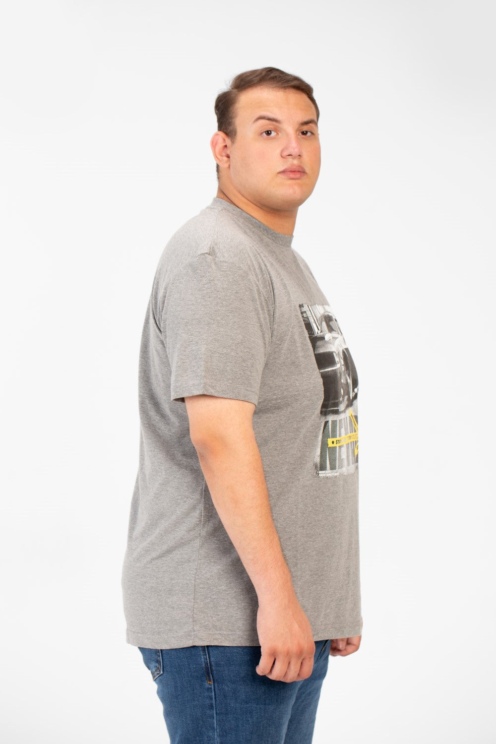 تي شيرت رجالي كبير الحجم برقبة دائرية وأكمام قصيرة مع طبعة سيارة أمامية