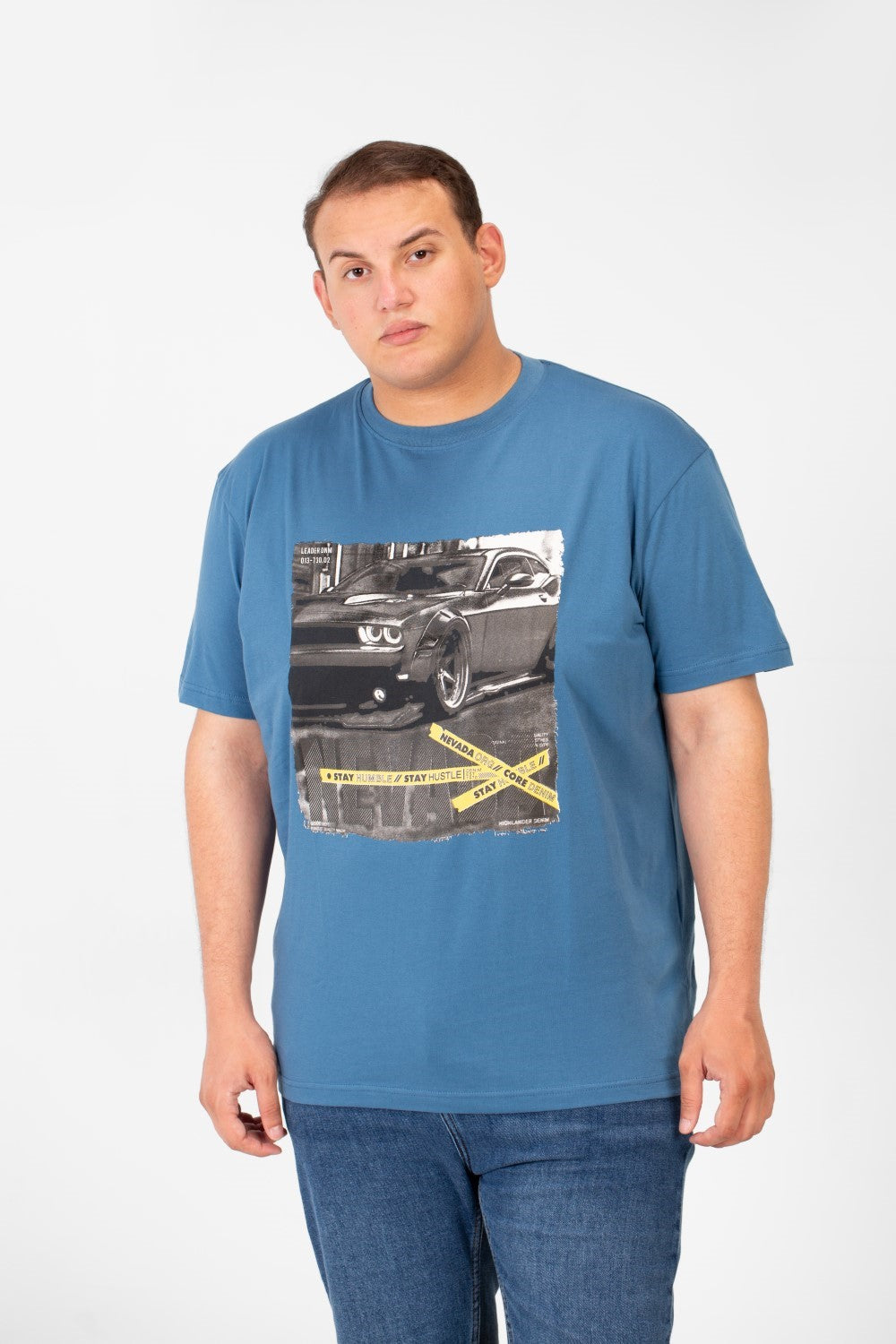 تي شيرت رجالي كبير الحجم برقبة دائرية وأكمام قصيرة مع طبعة سيارة أمامية