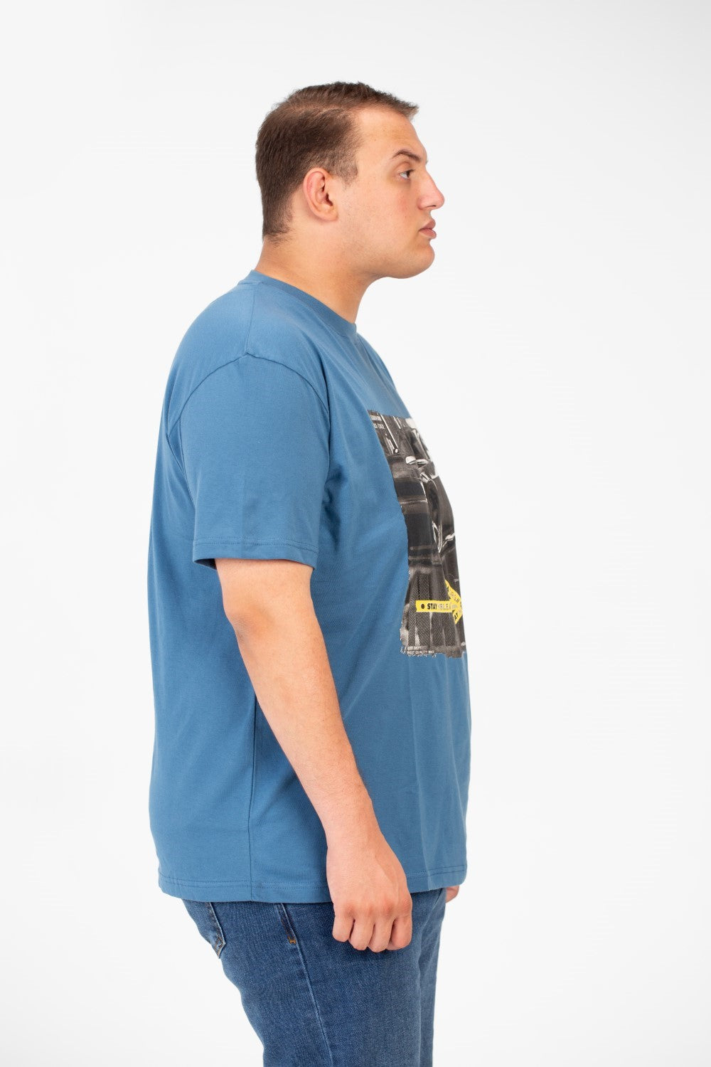 تي شيرت رجالي كبير الحجم برقبة دائرية وأكمام قصيرة مع طبعة سيارة أمامية