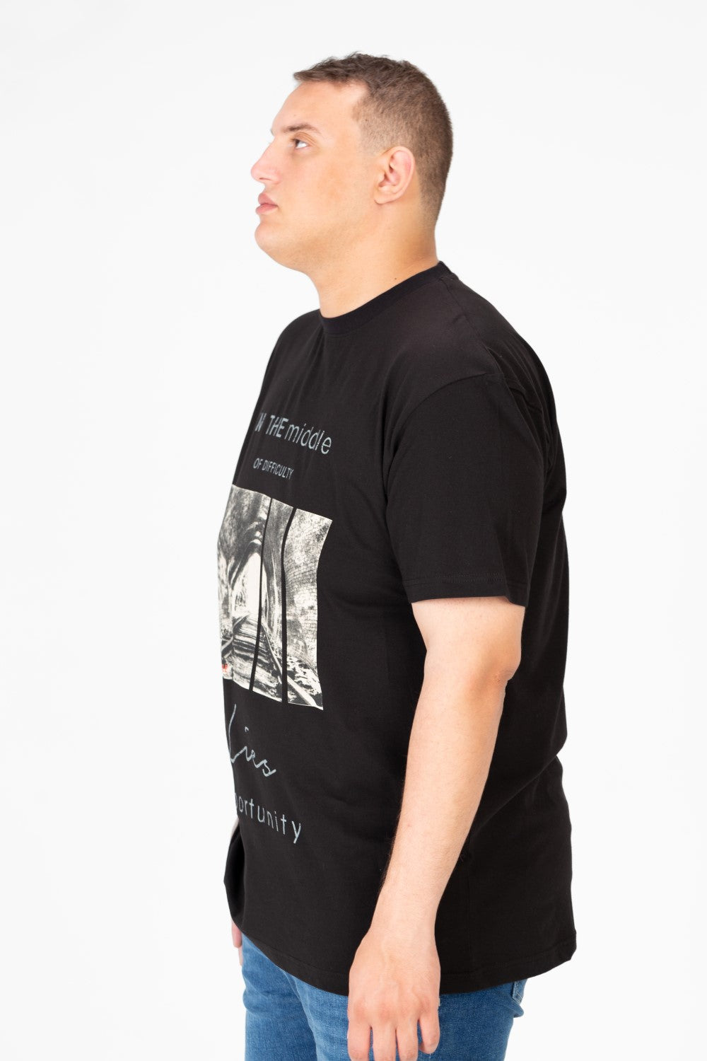 تي شيرت رجالي كبير الحجم برقبة دائرية وطبعة جرافيكية