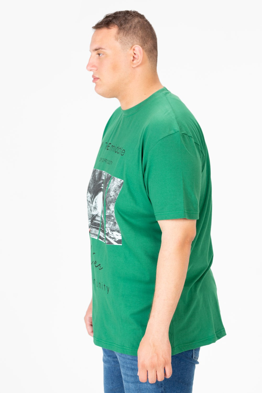 تي شيرت رجالي كبير الحجم برقبة دائرية وطبعة جرافيكية