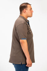 تي شيرت بولو رجالي كبير الحجم بأكمام قصيرة وطبعة أمامية وجيب