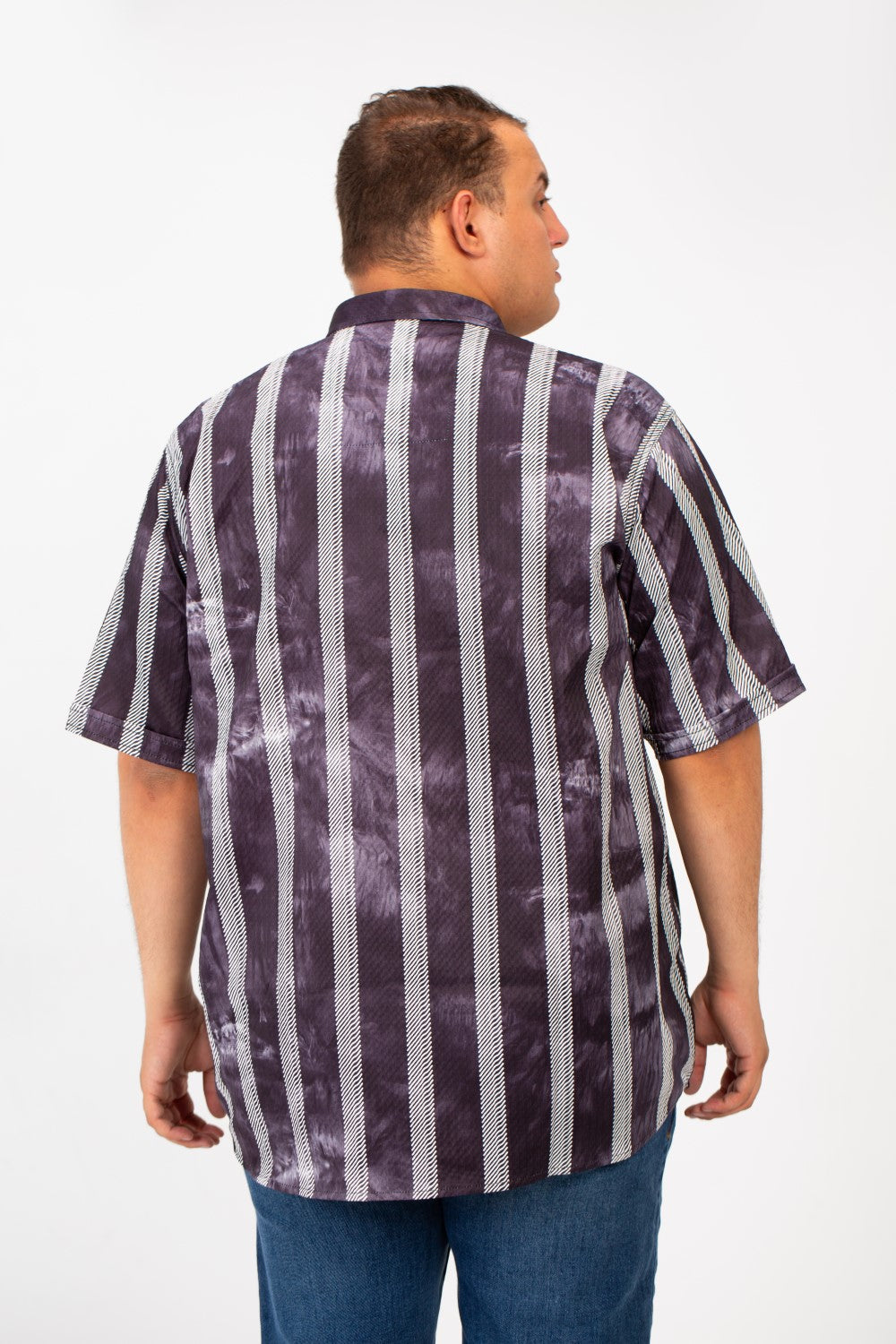 قميص رجالي مقاس كبير مخطط بنصف أكمام بتصميم عصري وخامة عملية