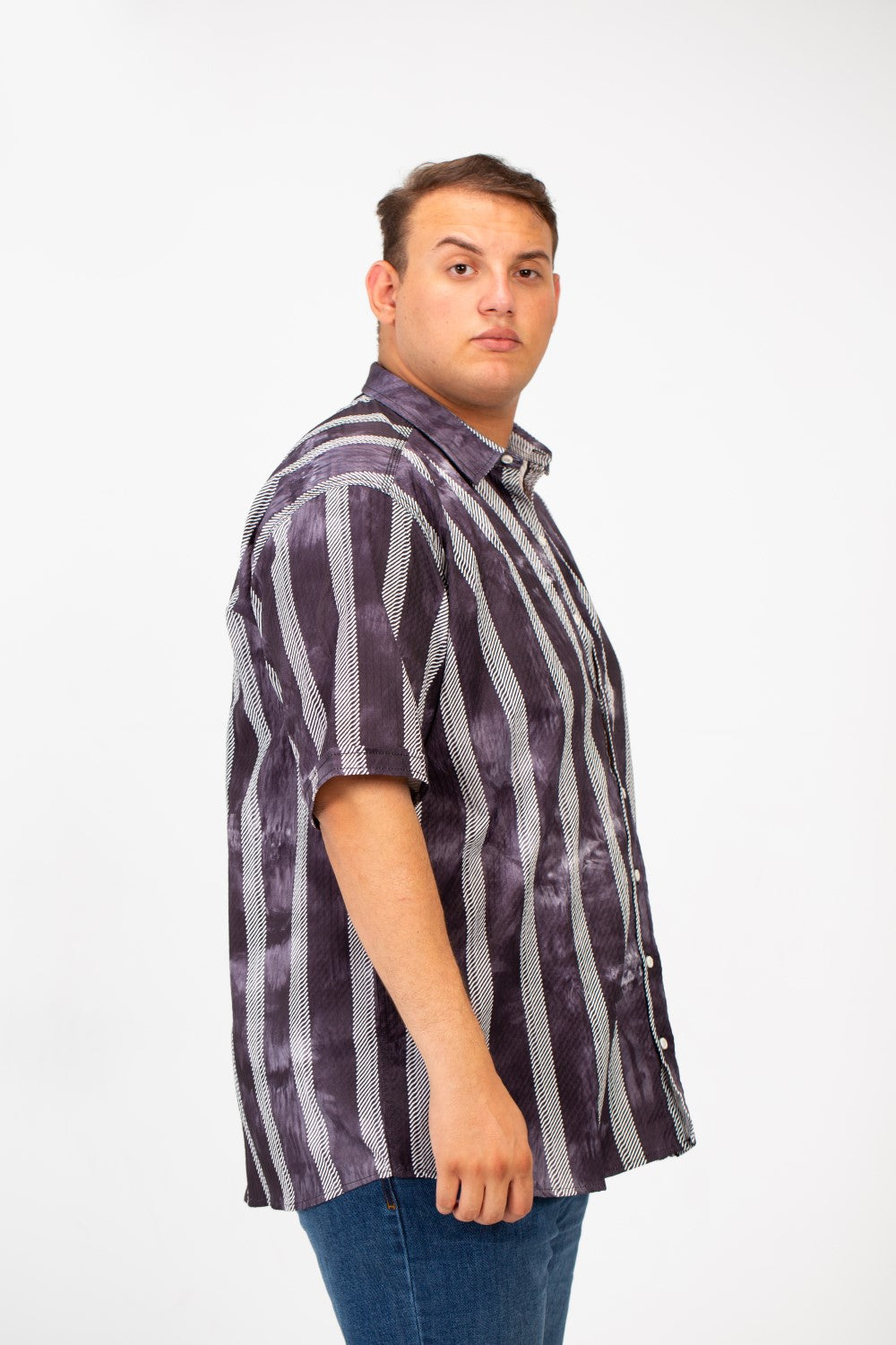 قميص رجالي مقاس كبير مخطط بنصف أكمام بتصميم عصري وخامة عملية