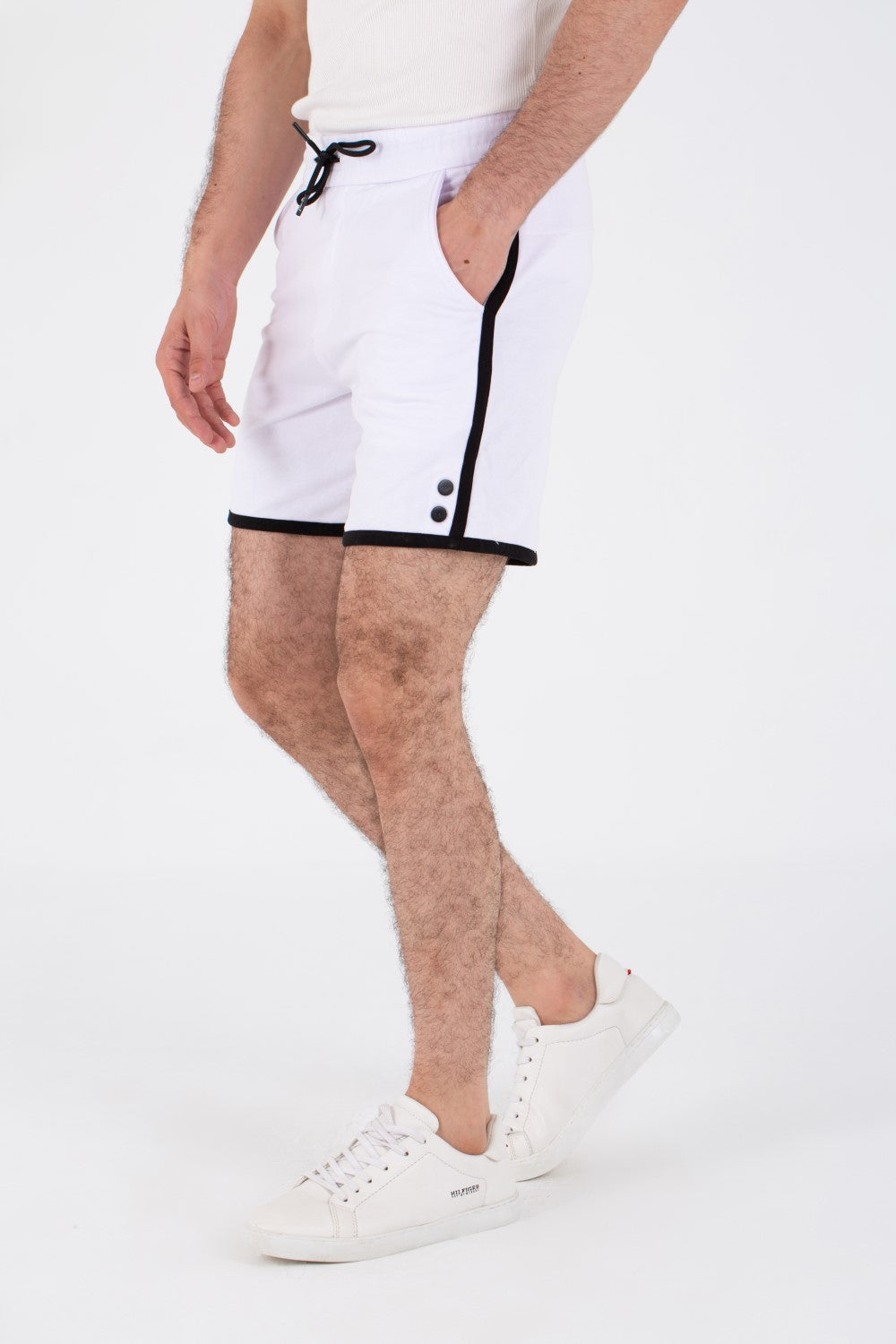 شورت ميلتون رجالي بخصر مطاطي وجيوب أمامية وخلفية