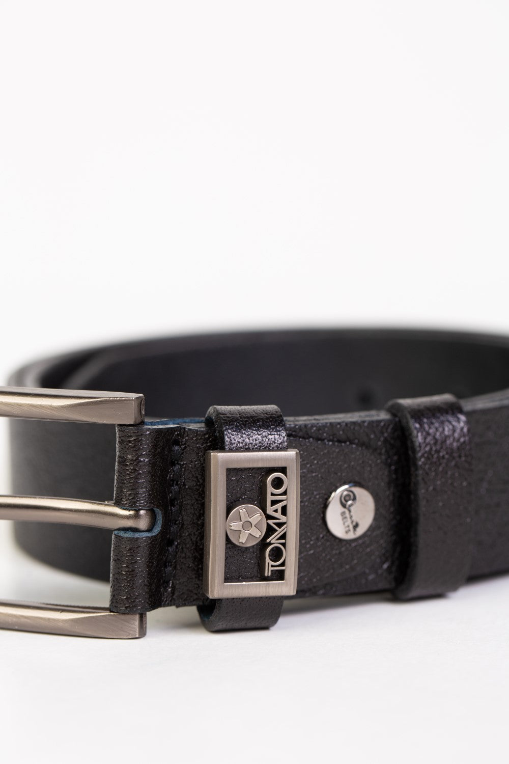 حزام جلد كاجوال رجالي بسيط مع تفاصيل أساسية