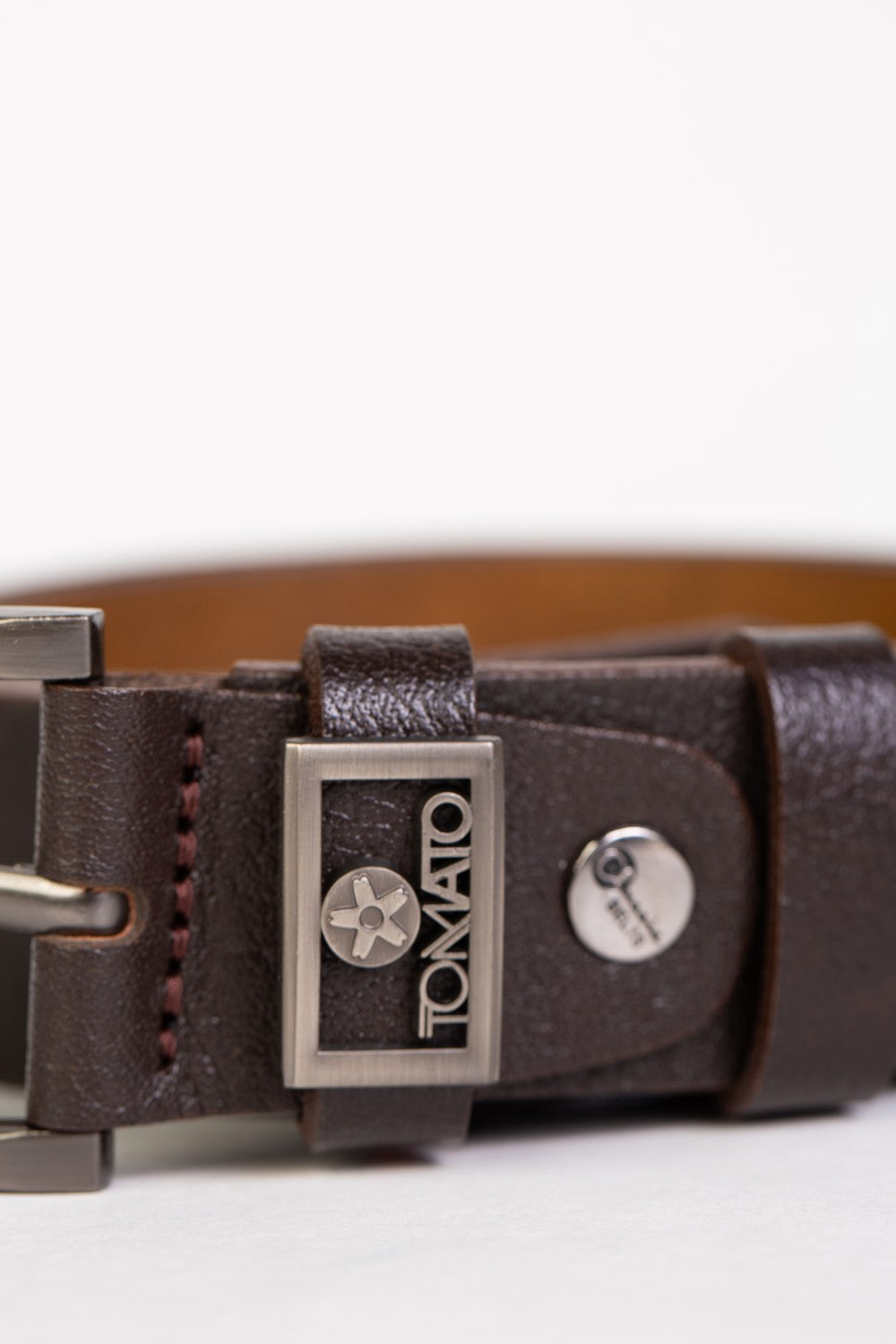 حزام جلد كاجوال رجالي بسيط مع تفاصيل أساسية