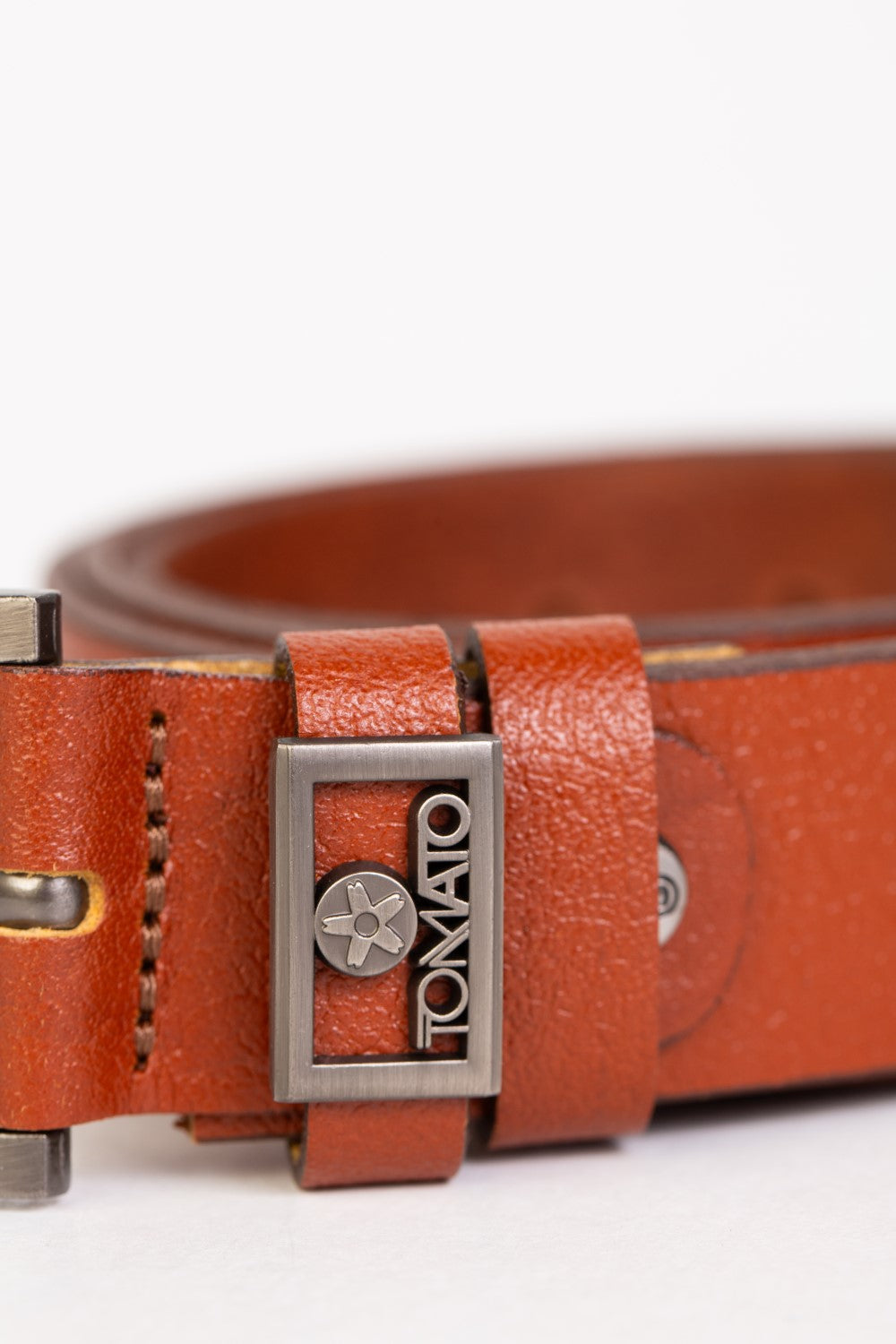 حزام جلد كاجوال رجالي بسيط مع تفاصيل أساسية