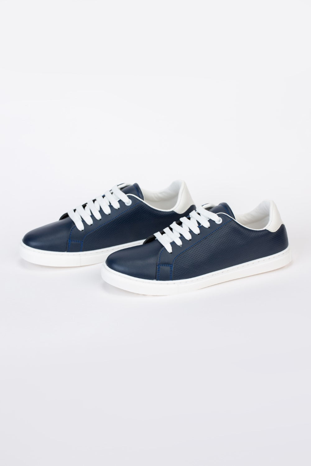 Mens Basic Sneakers Shoes With A Simple Design For Daily Use
