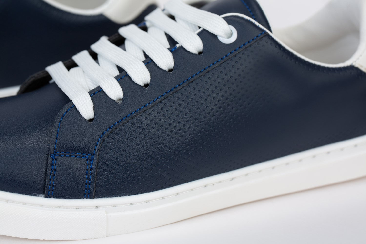 Mens Basic Sneakers Shoes With A Simple Design For Daily Use