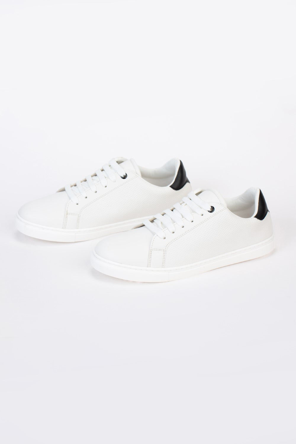 Mens Basic Sneakers Shoes With A Simple Design For Daily Use