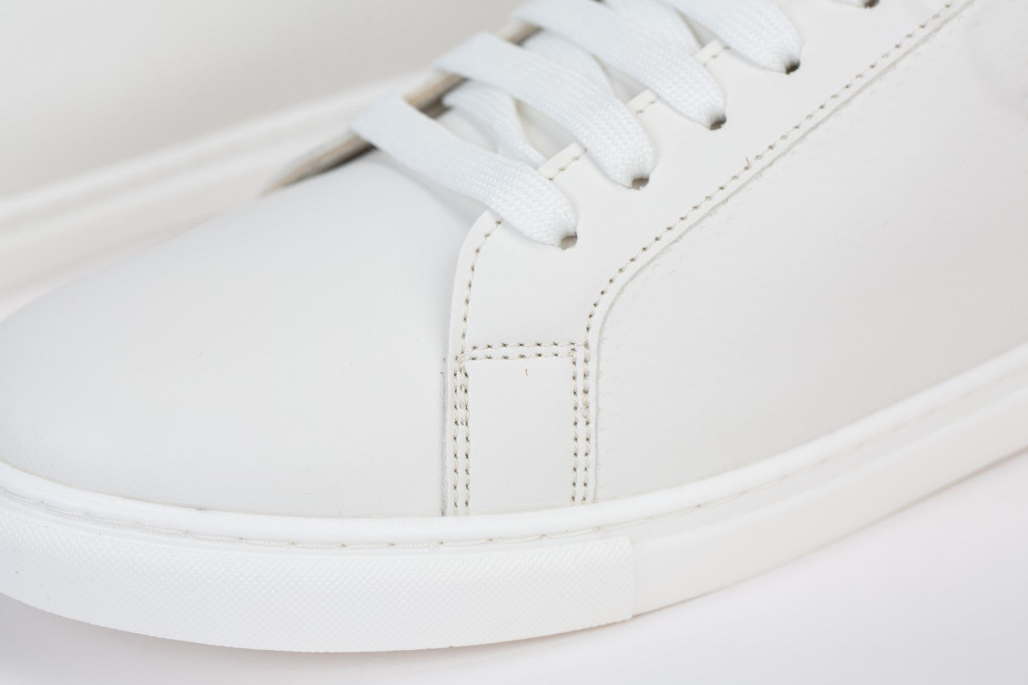 Mens Basic Sneakers Shoes With A Simple Design For Daily Use