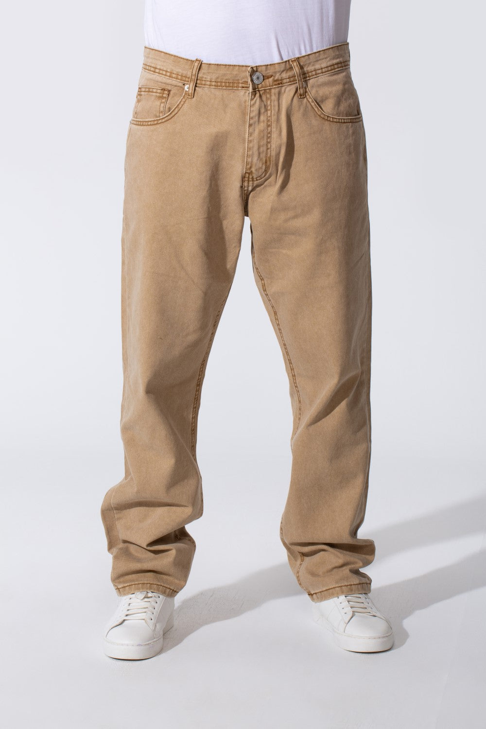 بنطلون جينز رجالي بقصة ساق واسعة مع تفاصيل وألوان أساسية