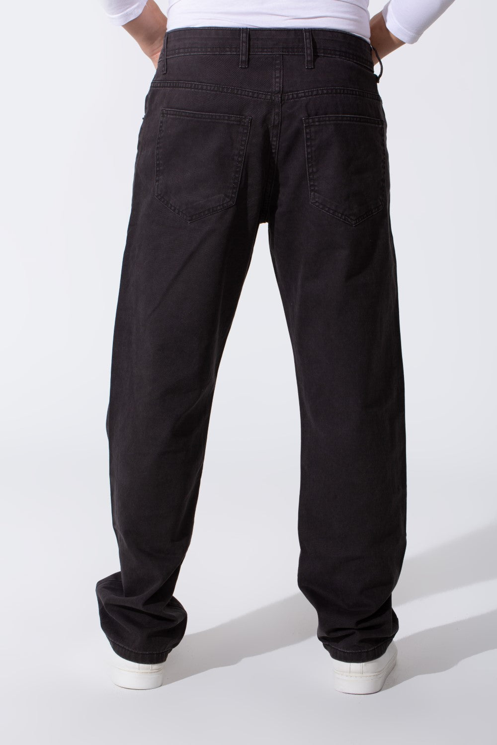 بنطلون جينز رجالي بقصة ساق واسعة مع تفاصيل وألوان أساسية