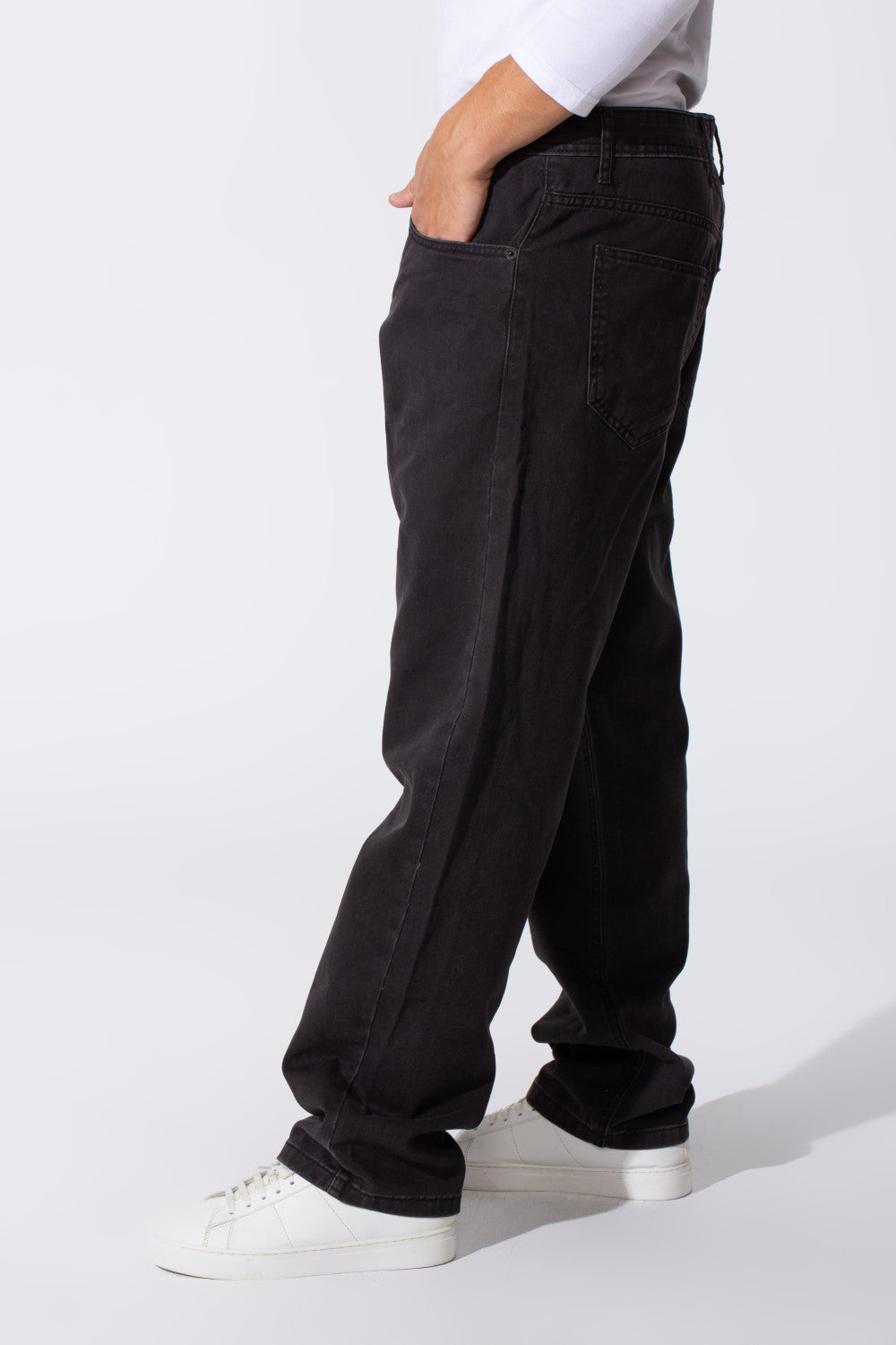 بنطلون جينز رجالي بقصة ساق واسعة مع تفاصيل وألوان أساسية