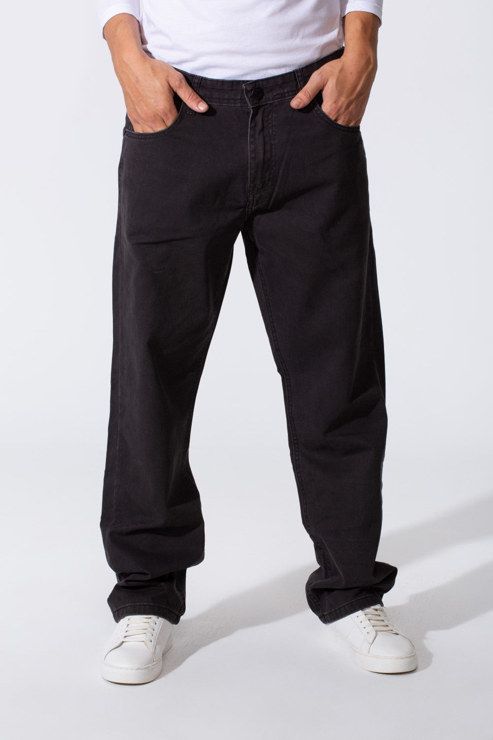 بنطلون جينز رجالي بقصة ساق واسعة مع تفاصيل وألوان أساسية