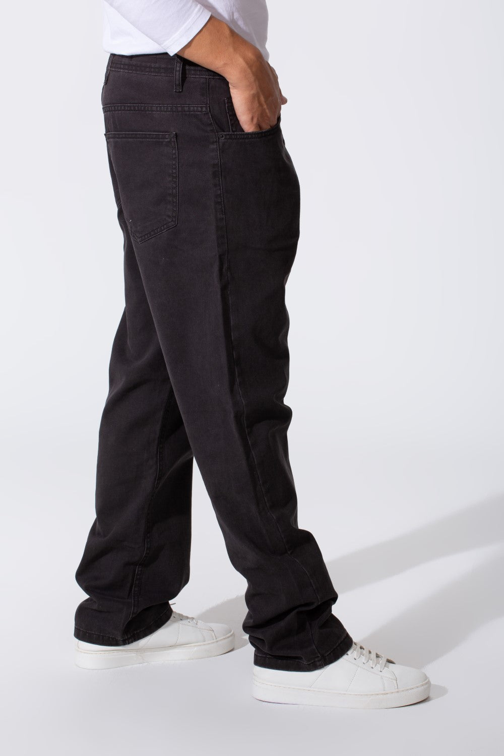 بنطلون جينز رجالي بقصة ساق واسعة مع تفاصيل وألوان أساسية