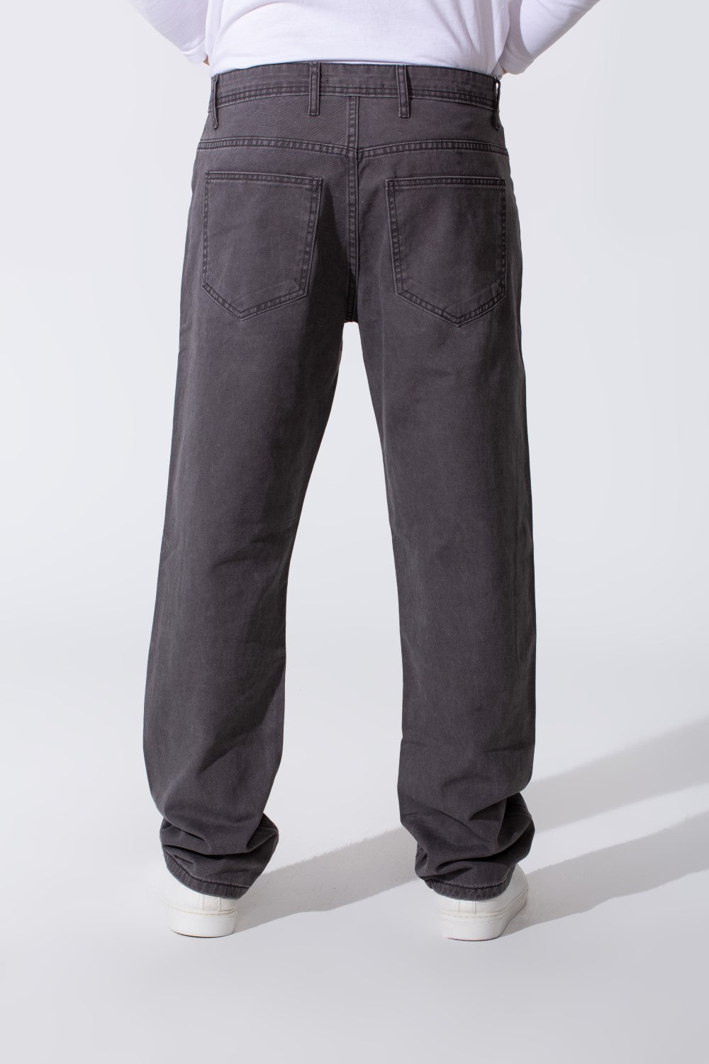 بنطلون جينز رجالي بقصة ساق واسعة مع تفاصيل وألوان أساسية