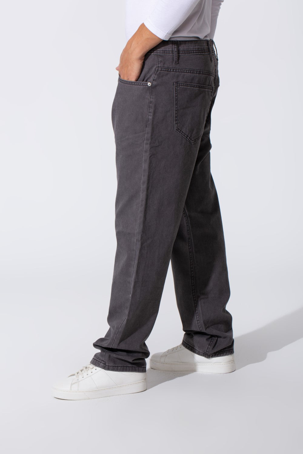 بنطلون جينز رجالي بقصة ساق واسعة مع تفاصيل وألوان أساسية