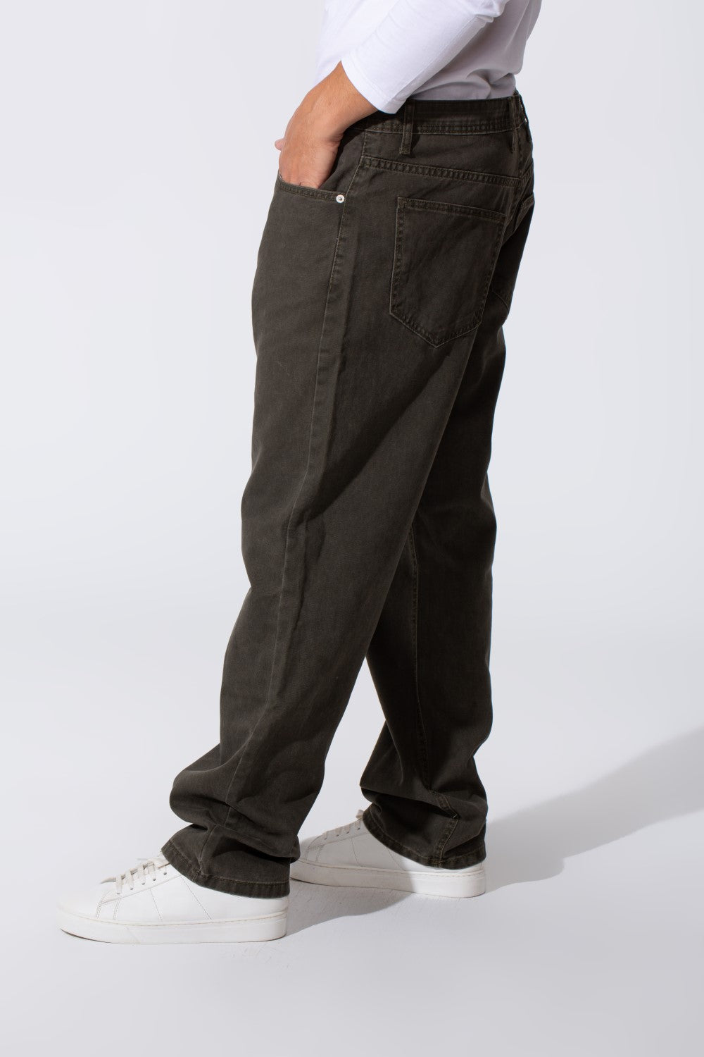 بنطلون جينز رجالي بقصة ساق واسعة مع تفاصيل وألوان أساسية