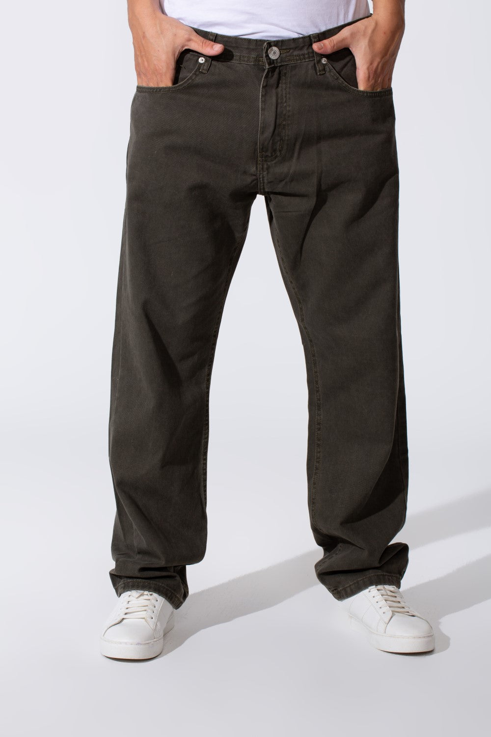 بنطلون جينز رجالي بقصة ساق واسعة مع تفاصيل وألوان أساسية