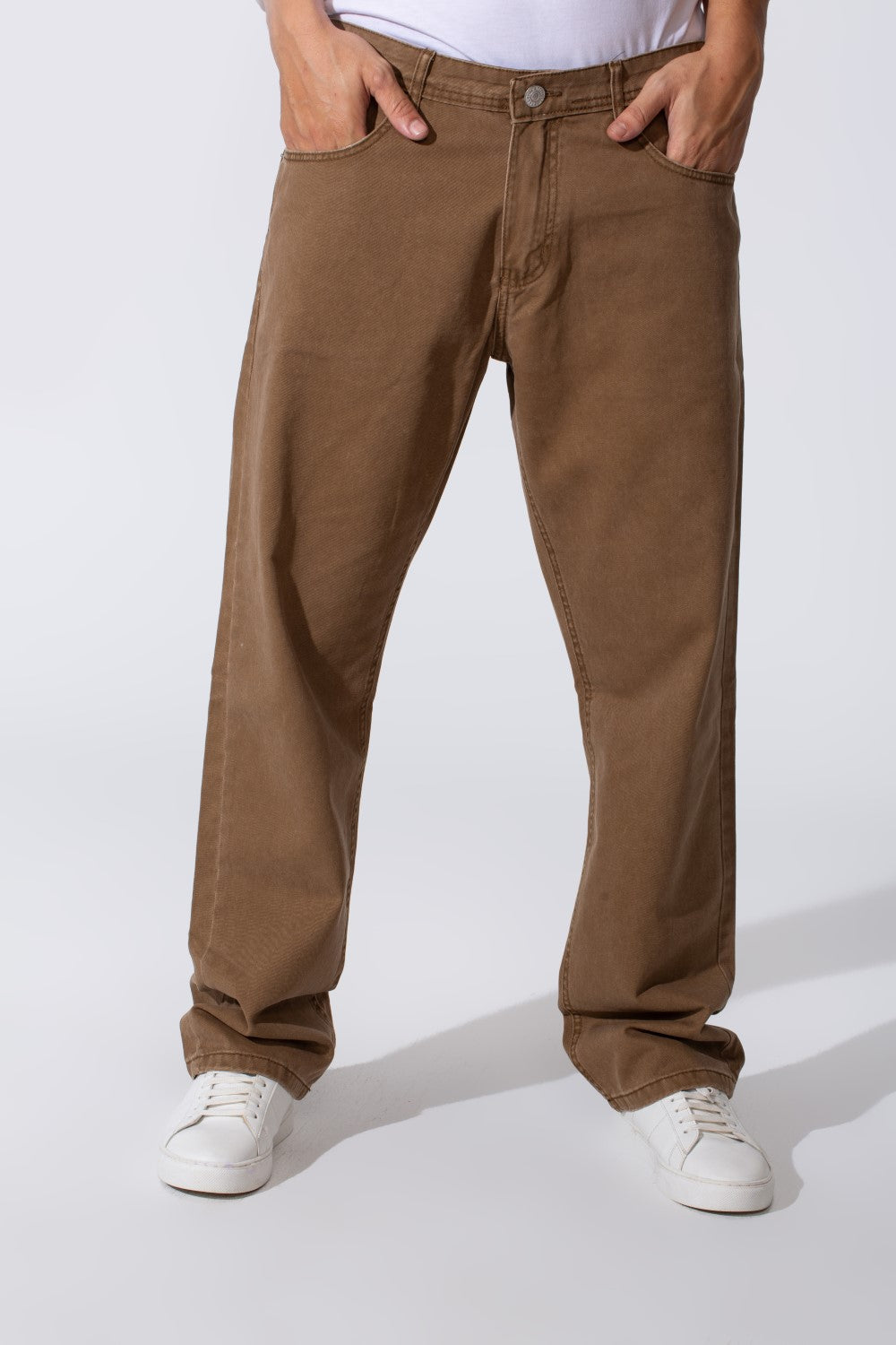 بنطلون جينز رجالي بقصة ساق واسعة مع تفاصيل وألوان أساسية