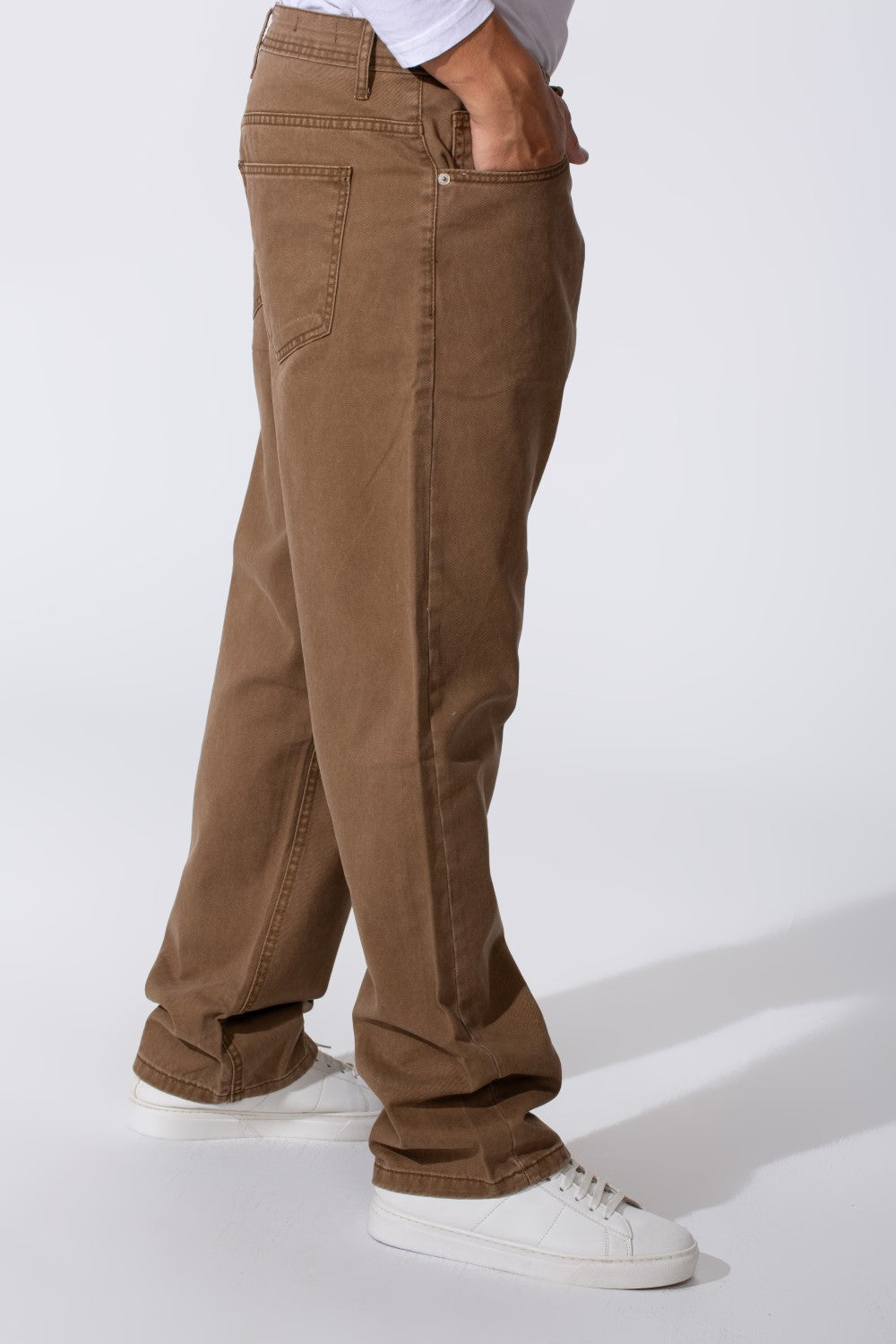 بنطلون جينز رجالي بقصة ساق واسعة مع تفاصيل وألوان أساسية