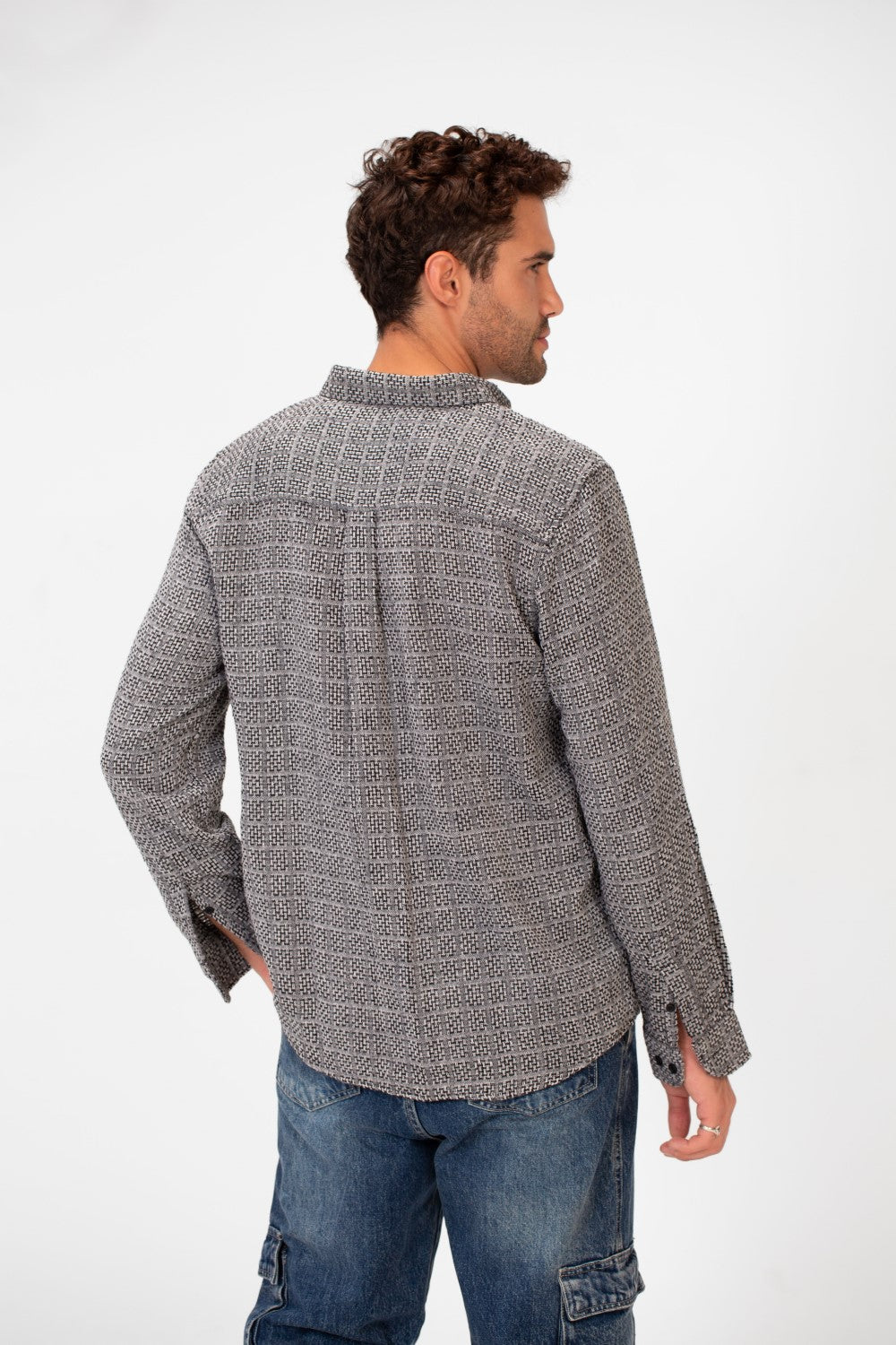 Men's Long Sleeved Slim Fit Check Shirt With A Collar And Full Button Closure