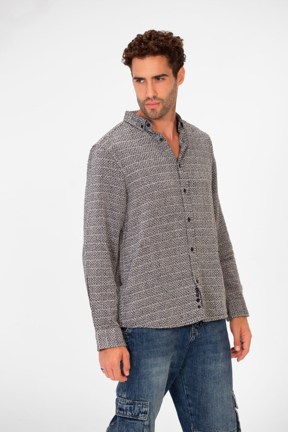 Men's Long Sleeved Slim Fit Check Shirt With A Collar And Full Button Closure